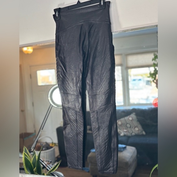 Spanx Faux Leather Moto Leggings Very Black Sz M in Great Pre Loved Condition - Picture 3 of 3
